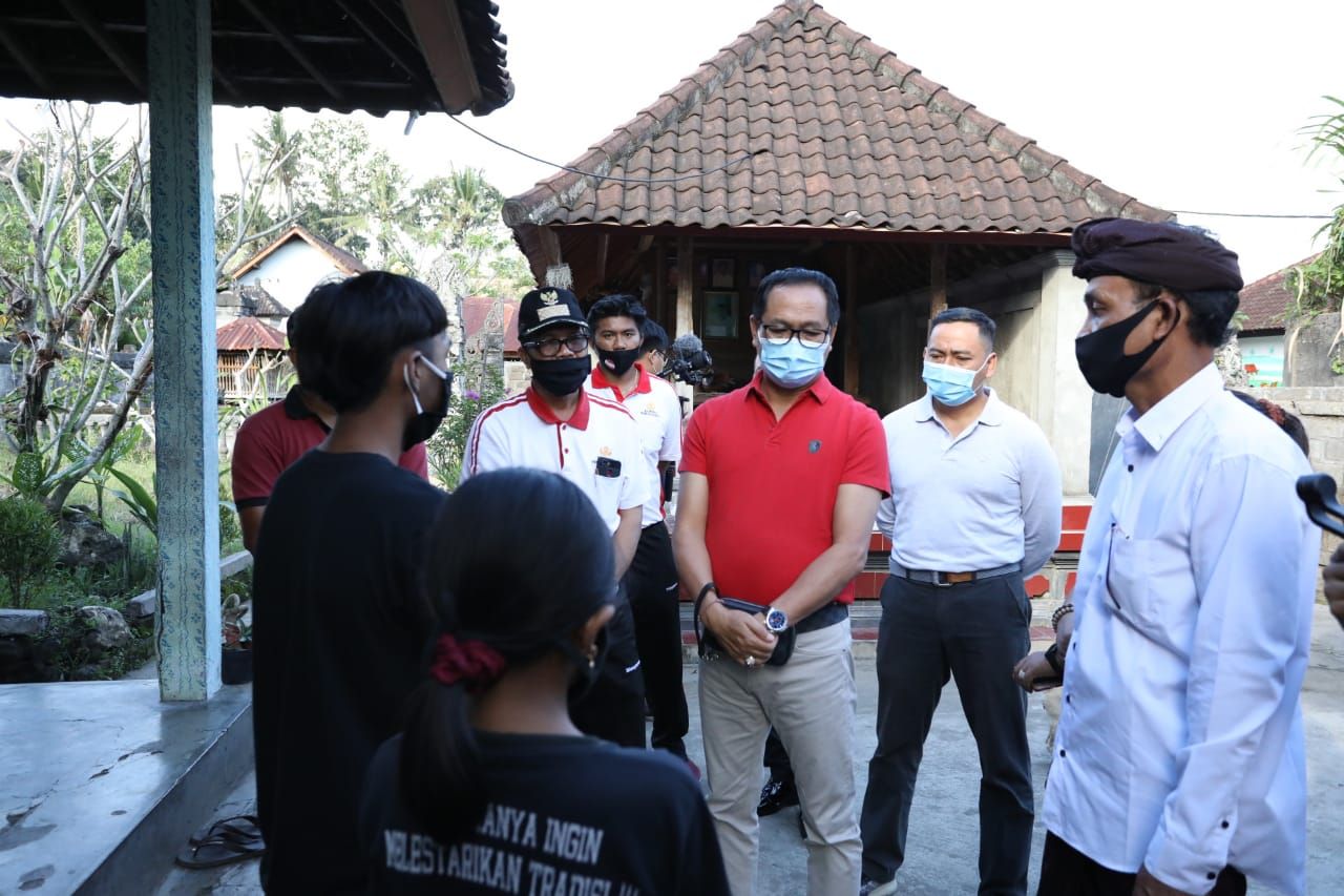 podiumnews.com-Kunjungi Anak Kurang Mampu di Mengwitani, Suiasa Bantu Biaya Sekolah dan Sembako